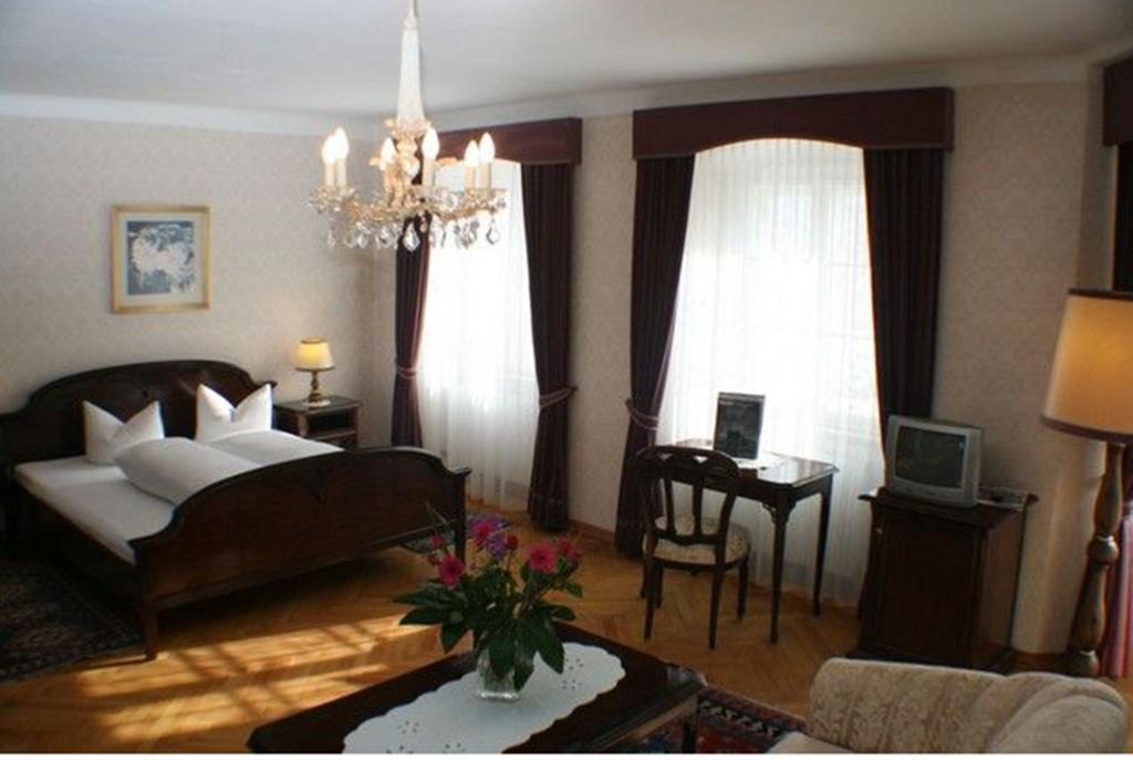 Schlosshotel Post Edelfreisitz Sprengenstein Imst Exterior photo