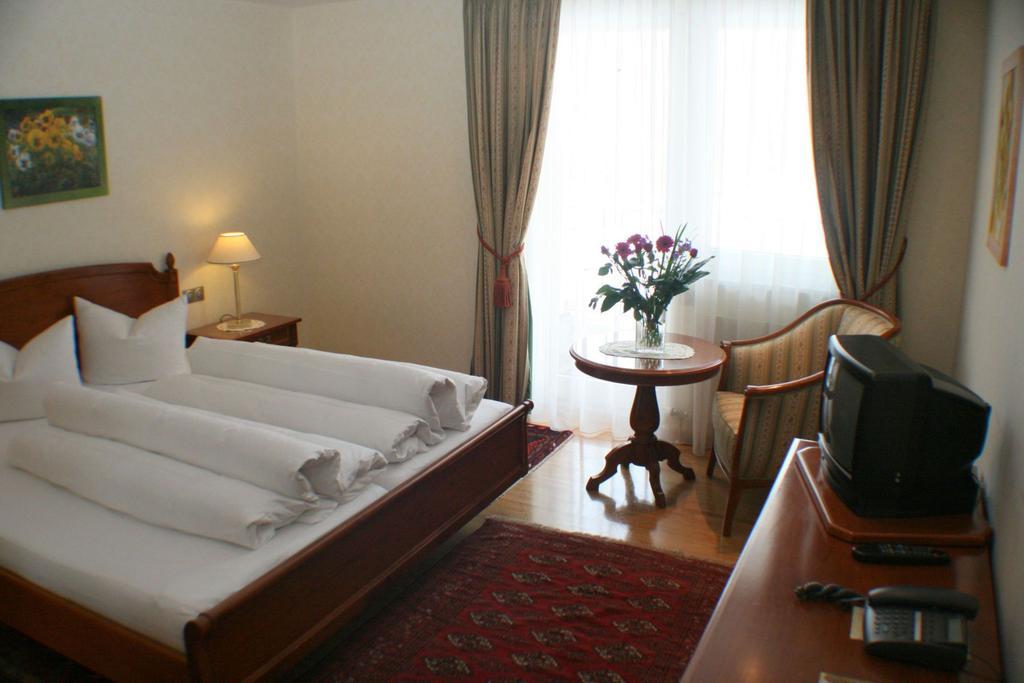 Schlosshotel Post Edelfreisitz Sprengenstein Imst Room photo